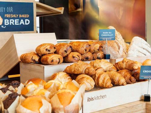 a bakery with lots of different types of bread at ibis Falaise Coeur de Normandie in Falaise