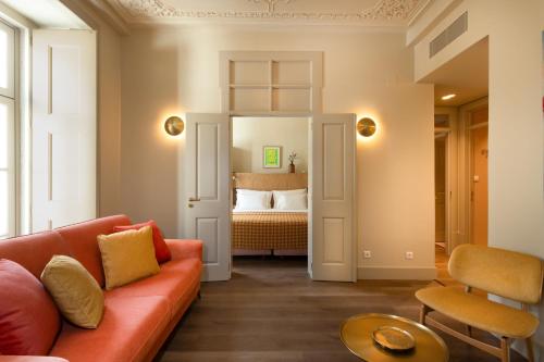 a living room with a couch and a bed at Hermitage Castelo - Casa Sé in Lisbon