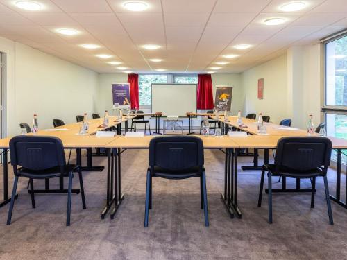a large conference room with a large table and chairs at ibis Velizy Jouy-En-Josas in Jouy-en-Josas