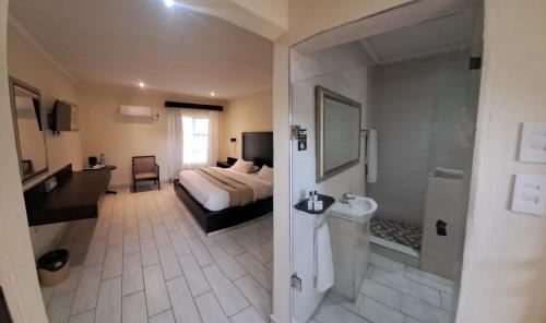 Postel nebo postele na pokoji v ubytování Villa Via Hotel Midrand