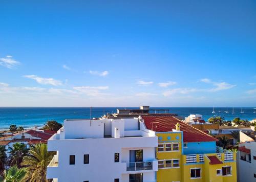 Una vista del océano desde un edificio en Atlantic Sal City View Studio, en Santa Maria