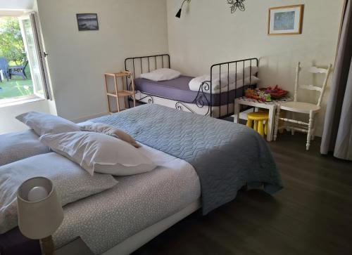 Postel nebo postele na pokoji v ubytování Gîte La Grange au cœur des châteaux