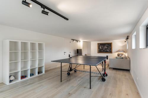 a ping pong table in the middle of a room at Villa Weidezicht in Heusden - Zolder
