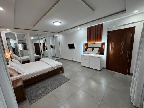 a large bedroom with a bed and a bathroom at Moderne 2 bed Penthouse in Dakar