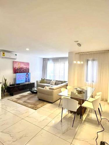 a living room with a couch and a table at Luxury 1 bdrm Suite, Cantonments-Labone in Accra