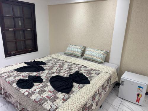 Un pat sau paturi într-o cameră la Loft em condomínio próximo à entrada da cidade