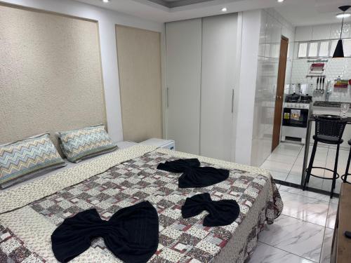 Un pat sau paturi într-o cameră la Loft em condomínio próximo à entrada da cidade