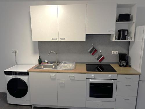 Spacious Apartment in Eschweilerにあるキッチンまたは簡易キッチン
