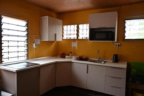 Η κουζίνα ή μικρή κουζίνα στο The Accra Backpackers Hostel