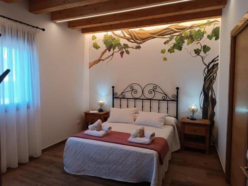 a bedroom with a bed with two towels on it at La Tinaja casa rural in Hernansancho