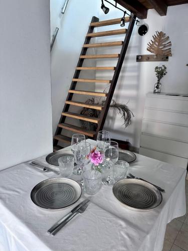 a table with plates and wine glasses on it at Apartamento Nido in Cáceres