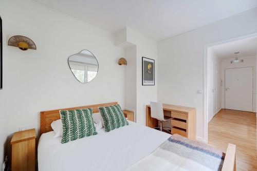 a white bedroom with a bed and a desk at Apt Cosy - AC-1CH-4P - Suresnes-Parc du Chateau in Suresnes