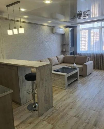una sala de estar con un sofá y una mesa en Eznik Koghbaci, en Ereván
