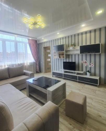 Una sala de estar con un sofá y una mesa de café. en Eznik Koghbaci, en Ereván