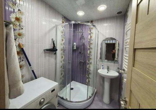 un baño con ducha y lavabo en Eznik Koghbaci, en Ereván