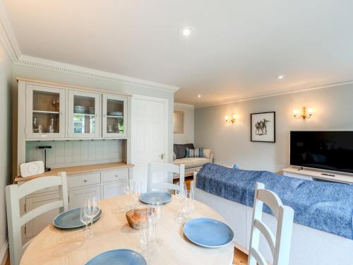 a kitchen and living room with a table and chairs at Pass the Keys Central Mews house with parking in Bath