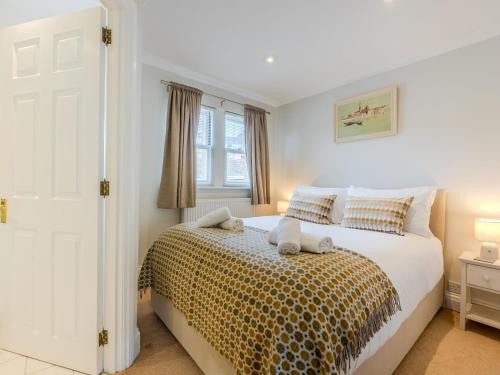 a bedroom with a bed and a window at Pass the Keys Central Mews house with parking in Bath
