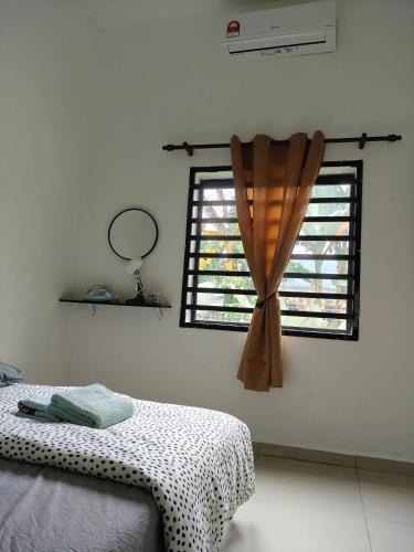 Ένα ή περισσότερα κρεβάτια σε δωμάτιο στο Unit 01 Homestay Private pool & Netflix Muar