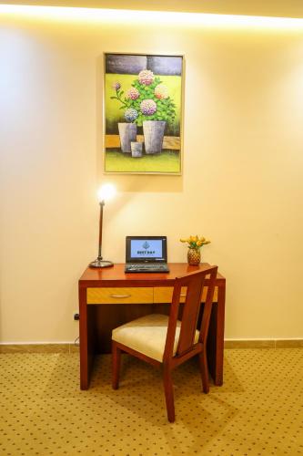 a desk with a laptop on it with a chair at Best Day Hotel and Resorts المحمدية in Jeddah