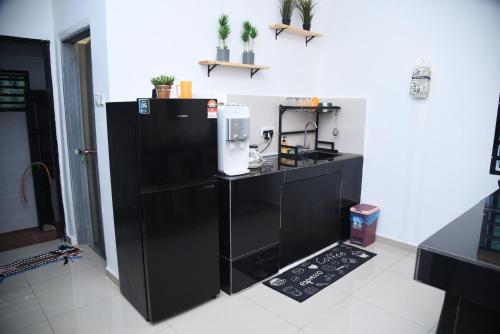 Η κουζίνα ή μικρή κουζίνα στο Unit 01 Homestay Private pool & Netflix Muar