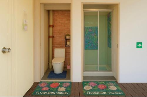 Ένα μπάνιο στο Private Bedroom and Large Deck Separate Entrance