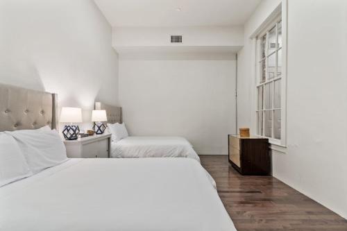Postel nebo postele na pokoji v ubytování Group-friendly Nola Suite Near Bourbon