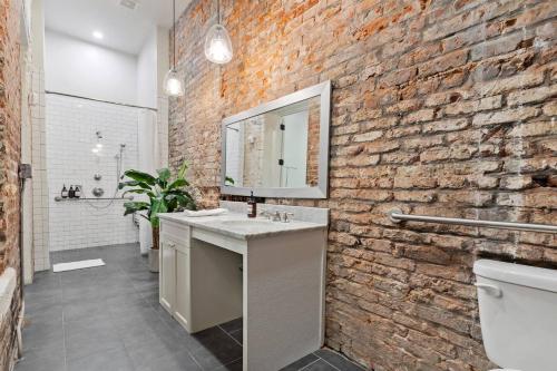 Koupelna v ubytování Group-friendly Nola Suite Near Bourbon