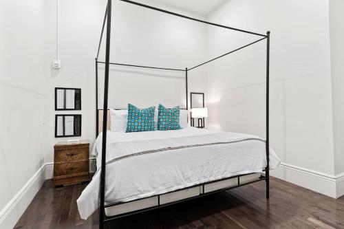 Postel nebo postele na pokoji v ubytování Group-friendly Nola Suite Near Bourbon