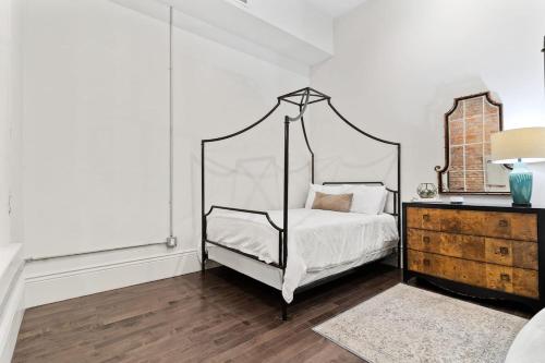 Postel nebo postele na pokoji v ubytování Group-friendly Nola Suite Near Bourbon