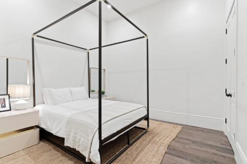 Postel nebo postele na pokoji v ubytování Group-friendly Nola Suite Near Bourbon