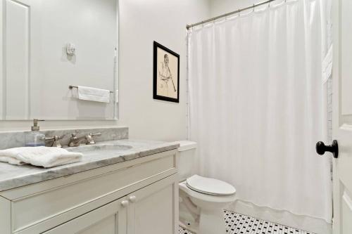 Koupelna v ubytování Group-friendly Nola Suite Near Bourbon