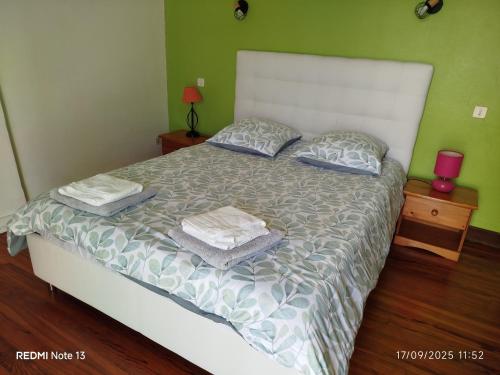 UrcuitにあるLocation appartement dans Maison Basqueの枕が2つ置かれたベッドのある寝室