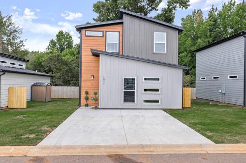 una casa con garaje y entrada en Modern 3BR Centerton Near Walmart HQ & Bentonville, en Bentonville