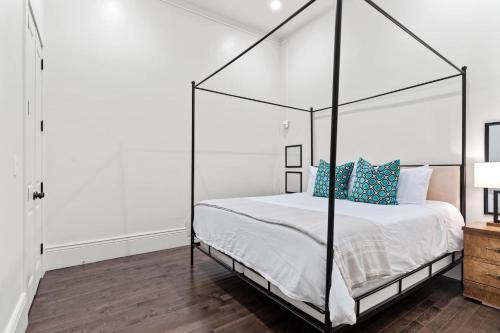 Postel nebo postele na pokoji v ubytování Group-friendly Nola Suite Near Bourbon