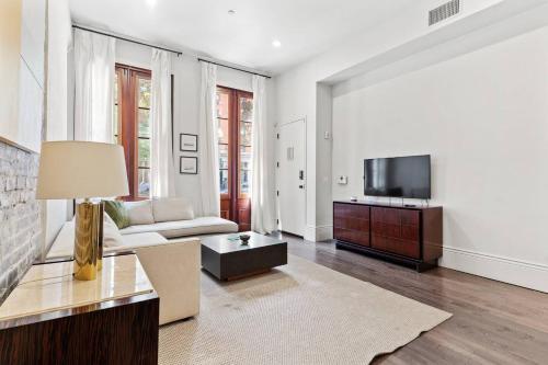 TV a/nebo společenská místnost v ubytování Group-friendly Nola Suite Near Bourbon