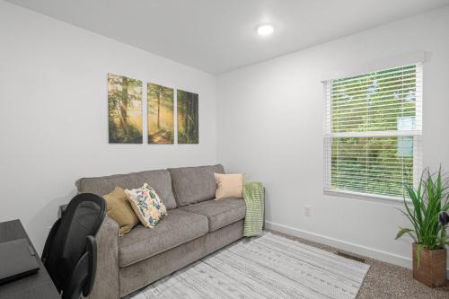 Zona de estar de Modern 3BR Centerton Near Walmart HQ & Bentonville