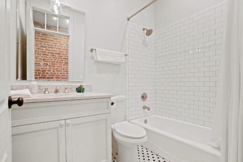 Ein Badezimmer in der Unterkunft Group-friendly Suite Near Bourbon Street