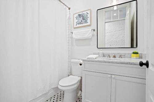 Ein Badezimmer in der Unterkunft Group-friendly Suite Near Bourbon Street