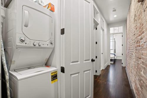 Ein Badezimmer in der Unterkunft Group-friendly Suite Near Bourbon Street