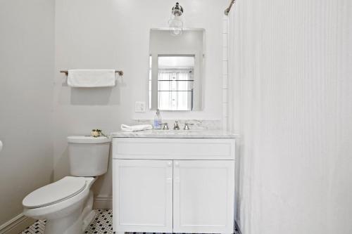 Ein Badezimmer in der Unterkunft Group-friendly Suite Near Bourbon Street