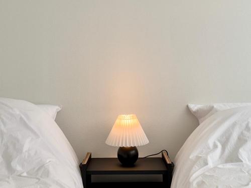 Postel nebo postele na pokoji v ubytování Cozy 2F House in Suwon 수원 단독주택 2층 YeoMinJae 여민재