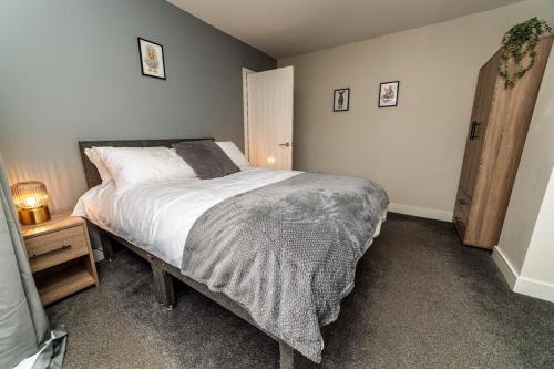 BalbyにあるThe Yorkshire House, 3-Bed, Parking & Netflixのベッドルーム(大型ベッド1台、ナイトスタンド付)