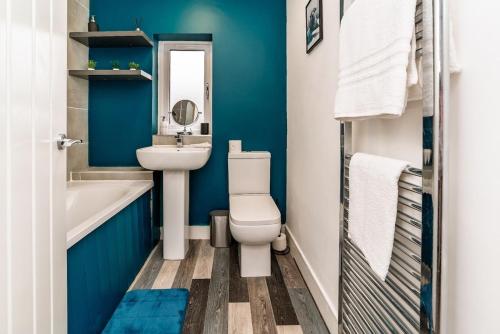 BalbyにあるThe Yorkshire House, 3-Bed, Parking & Netflixのトイレ、洗面台、鏡のあるバスルーム