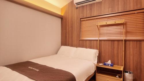 a hotel room with a bed and a window at Wabisabi Home official汐和 in Wada