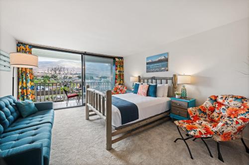 una camera da letto con un letto, un divano e una finestra di Lahaina Shores Beach Resort 206 a Wainee
