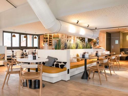 a restaurant with tables and chairs in a room at ibis Montauban in Montauban