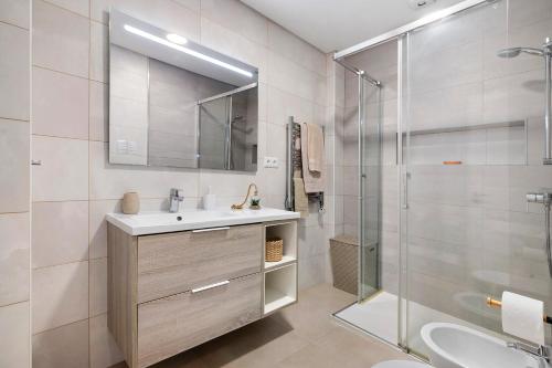 a bathroom with a sink and a shower at Paraná in Quarteira