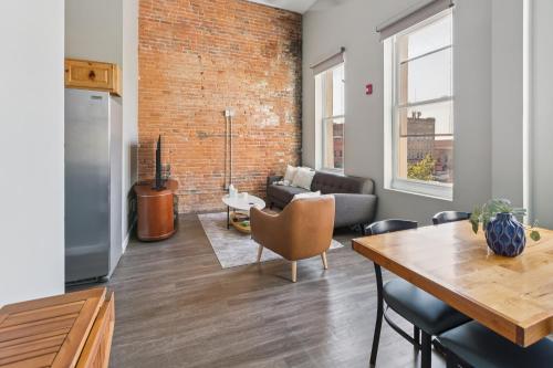 Χώρος καθιστικού στο Rustic-Industrial Loft with Courthouse Views apts