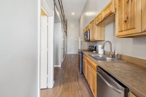 Η κουζίνα ή μικρή κουζίνα στο Rustic-Industrial Loft with Courthouse Views apts