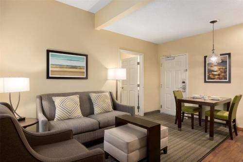 Χώρος καθιστικού στο Homewood Suites by Hilton St. Petersburg Clearwater